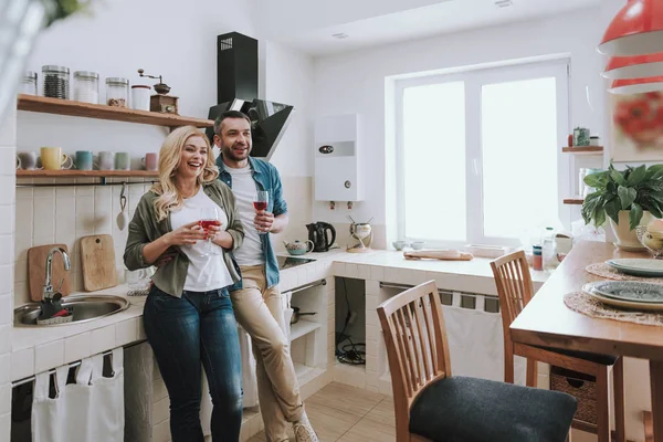 Loving par hålla glas vin och umgås tillsammans hemma — Stockfoto