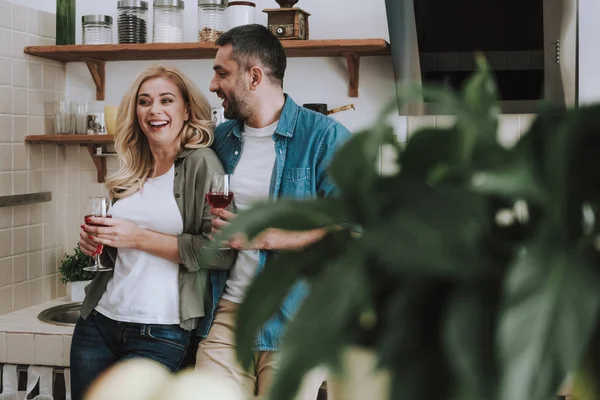 Vackra lyckliga par med alkoholhaltiga drycker tillbringa tid tillsammans hemma — Stockfoto