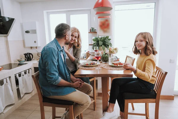 Sevgi dolu anne evde kızları ile akşam yemeği yemek — Stok fotoğraf