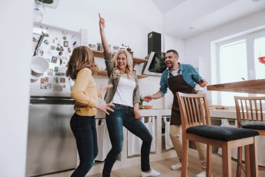 Evde sevimli kızları ile eğlenen neşeli ebeveynler