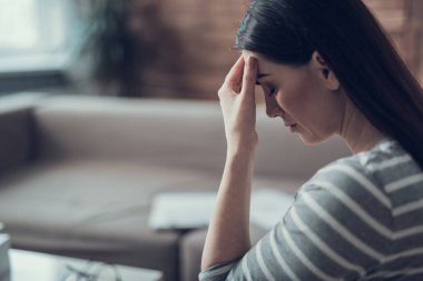 Yan görünüm depresif bayan kapalı daire de situating