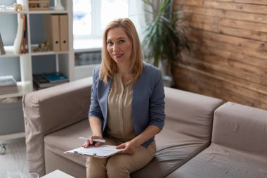 Kamera için terapi ofisinde pano ile poz kadın psikolog Portresi