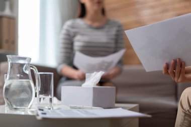 Dolapta peçetelerin yanında masaya su ve cam bulunan sürahi