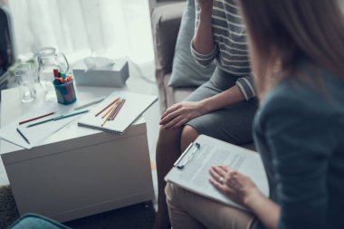 Resim dolapta sanat terapisi seans sırasında çizilir