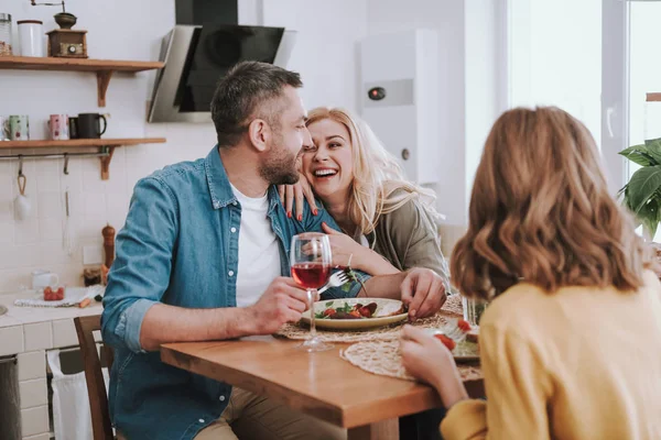 Kärleksfulla föräldrar som har middag med sin dotter hemma — Stockfoto