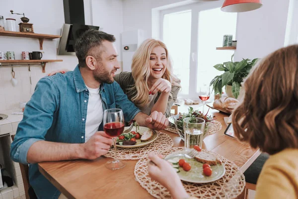 Genitori felici che cenano con la figlia a casa — Foto Stock