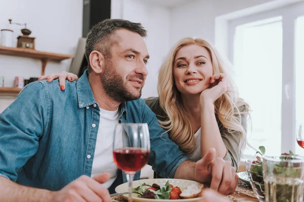 Vacker blond kvinna njuter middag med sin man hemma — Stockfoto