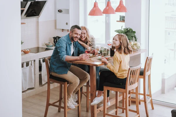 Boldog család költési időt együtt, és élvezi vacsora otthon — Stock Fotó