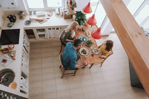 Mencintai orang tua makan malam dengan putri lucu mereka di rumah — Stok Foto