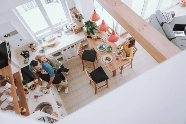 Homem de avental cozinhando jantar para sua família — Fotografia de Stock