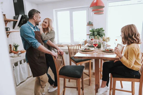 Härlig familj tillbringa tid tillsammans och njuta av middag hemma — Stockfoto