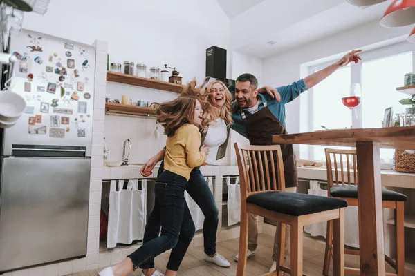 Ouders die plezier hebben met hun schattige dochter thuis — Stockfoto