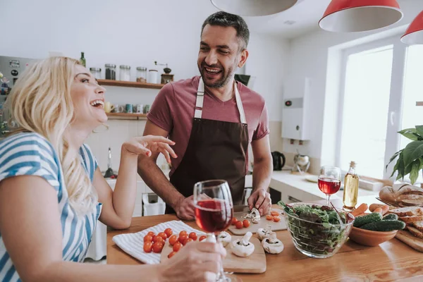 Joyful skäggiga man matlagning middag och tillbringa tid med sin fru — Stockfoto