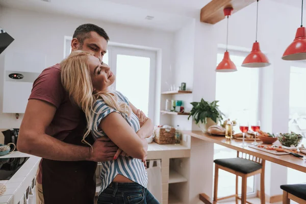 Vackra par att dela anbud ögonblick hemma — Stockfoto