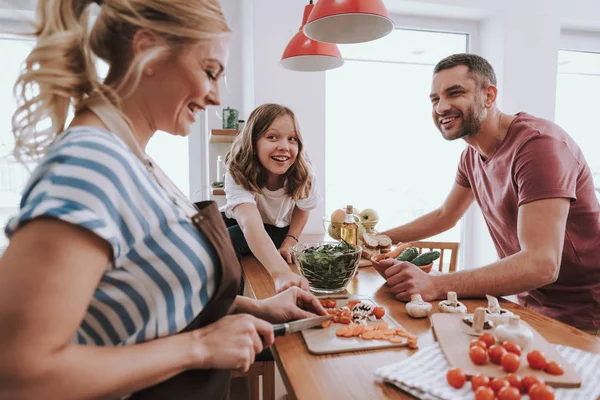 Lycklig familj umgås tillsammans och matlagning middag hemma — Stockfoto