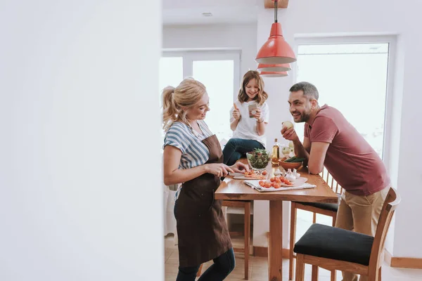 Familia feliz pasar tiempo juntos en la cocina mientras se prepara para la cena —  Fotos de Stock