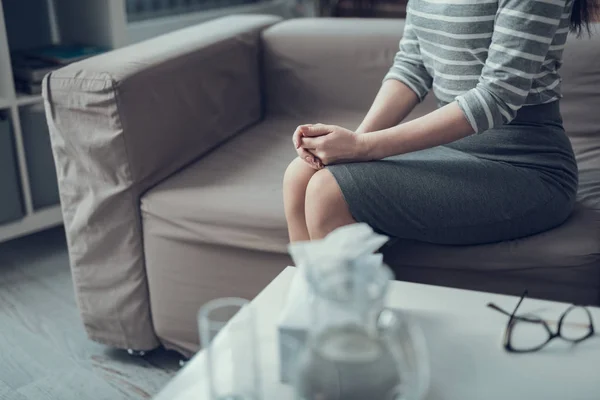 Foto recortada de la mujer sentada en el sofá en la sala de consulta de psicología — Foto de Stock