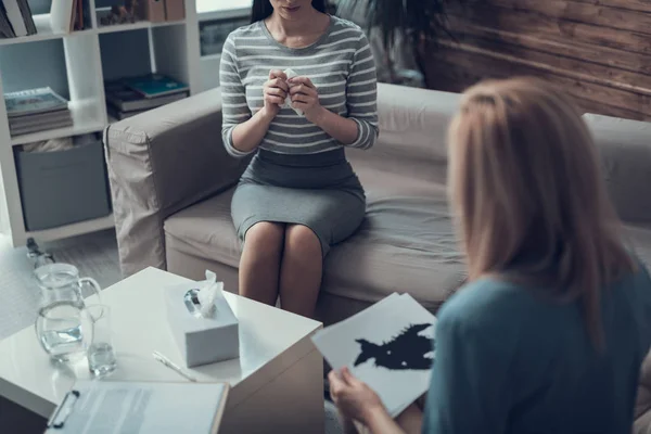 Médecin analysant le test psychologique pour le patient dans l'armoire de thérapie — Photo