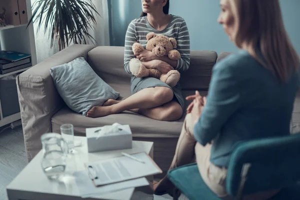 Geschnittenes Foto von Patient und Psychologe im Kabinett — Stockfoto