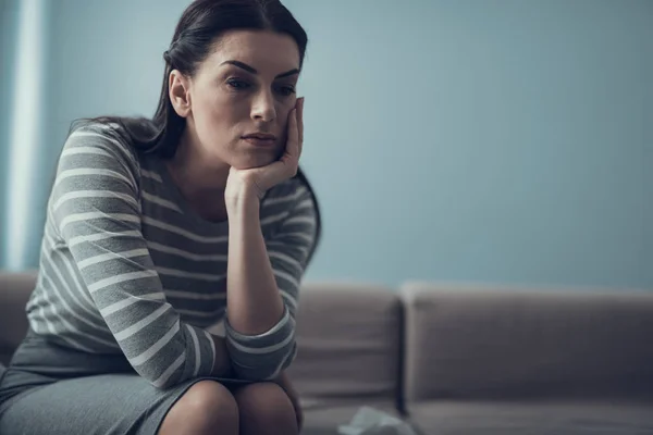 Retrato de una mujer triste apoyada en su codo en la oficina —  Fotos de Stock