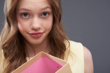 Boş hediye kutusu tutan hoşnutsuz genç kız