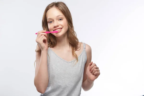 Charmantes Teenie-Mädchen beim Zähneputzen vor weißem Hintergrund — Stockfoto