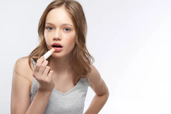 Charmantes Teenie-Mädchen im Tank-Top mit hygienischem Lippenstift — Stockfoto