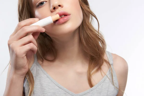 Charmantes Teenie-Mädchen mit schönen vollen Lippen mit hygienischem Lippenstift — Stockfoto