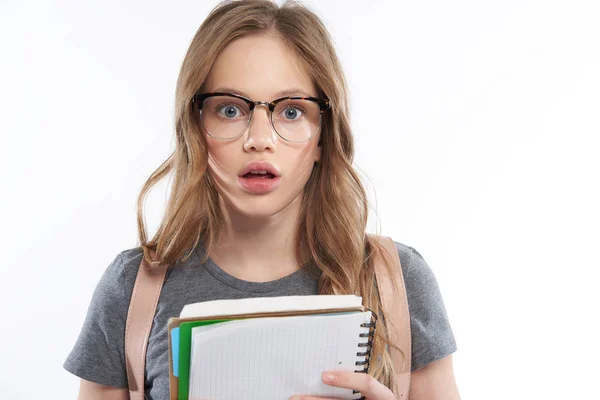Megdöbbentette tini lány szemüveg gazdaság spirál notebook — Stock Fotó