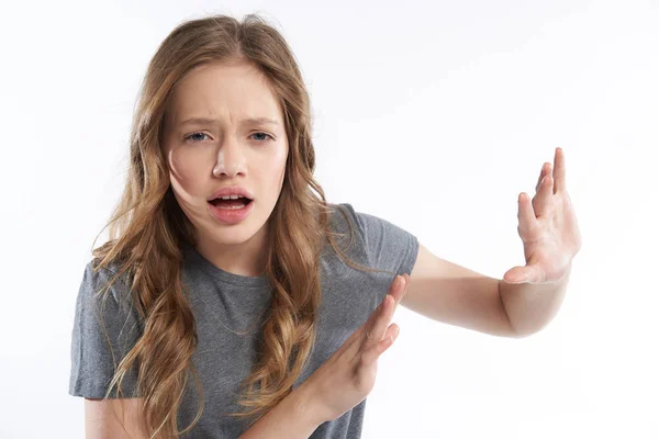 Γοητευτικό έφηβος κορίτσι με γκρι t-shirt ζητώντας να πάει μακριά — Φωτογραφία Αρχείου