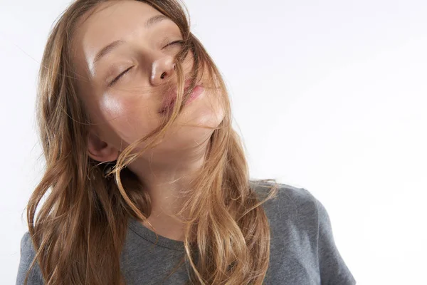 Menina adolescente bonita com fechaduras de cabelo em seu rosto sentindo-se feliz e relaxado — Fotografia de Stock