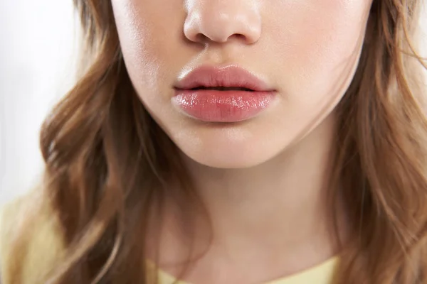 Lovely teen girl demonstrating her beautiful full lips — Stock Photo, Image