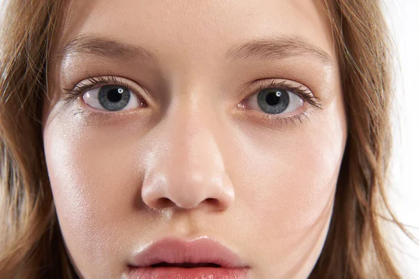 Linda menina adolescente com belos olhos demonstrando seu rosto com pele perfeita — Fotografia de Stock