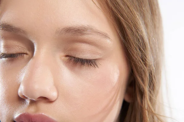 Linda menina adolescente com pele perfeita fechando os olhos — Fotografia de Stock