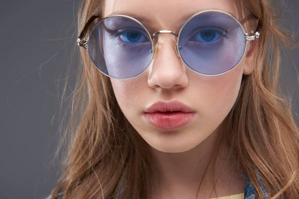 Чарівна дівчина-підліток в блакитних круглих окулярах — стокове фото
