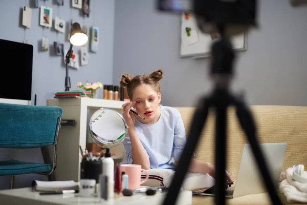 Vacker tonårs flicka inspelning videoblogg hemma — Stockfoto