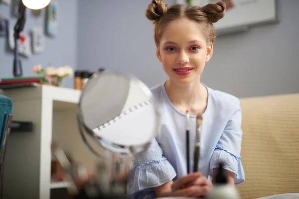 Okouzlující dospívající dívka s jasným make-upem s kosmetickými kartáčky — Stock fotografie