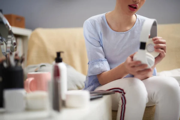 Teenager-Mädchen mit drahtlosen Kopfhörern, während sie Zeit zu Hause verbringt — Stockfoto