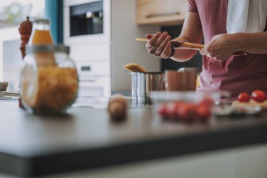 İtalyan yemekleri pişirme sürecinde Man