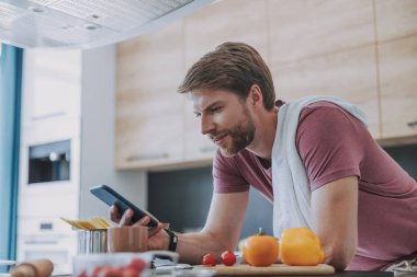 Ciddi bir adam yemeğini hazırlayacak.