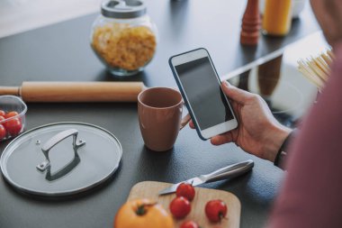 Adam Internet'te bir çanak tarifi arıyor