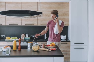 Mutlu adam arkadaşları için bekleyen yemek