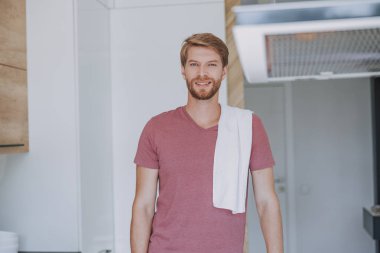 Yakışıklı adam akşam yemeği pişirmeye hazır olmak