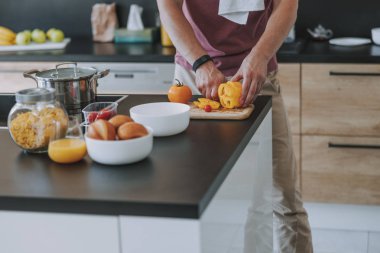 Concentrared aşçı güzel bir sağlıklı akşam yemeği yapma