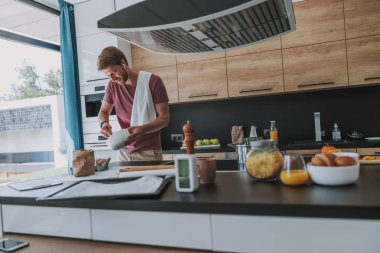 Yakışıklı aşçı onun hafif mutfakta akşam yemeği hazırlanıyor