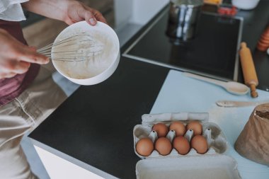 Genç aşçı mutfağında hamur hazırlıyor