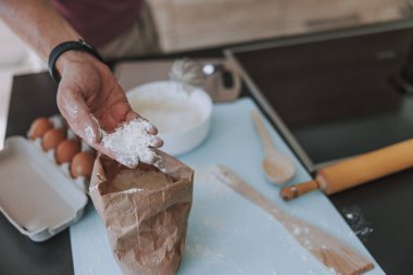 Mutfakta pişirdiği yemeği mükemmelleştirerek pişirin