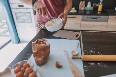 Cook kahvaltıiçin pasta pişirmeye hazırlanıyor