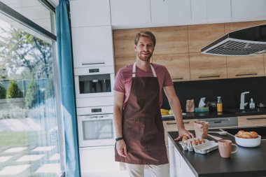 Cook kahvaltı hazırlamak için hazırlanıyor