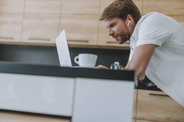 Mutfağında çalışan genç serbest çalışan adam